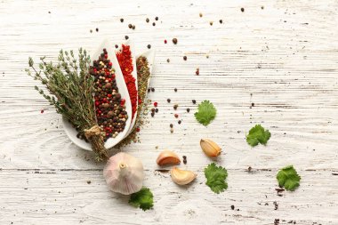 Baharat beyaz arka plan üzerinde ile taze aromatik bitkiler