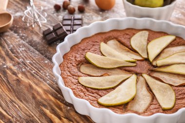 Lezzetli armut kek üzerine ahşap masa