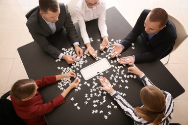 İş takım karanlık masada bulmaca montaj