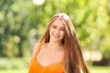 güzel bir genç kadın açık havada dinlenme