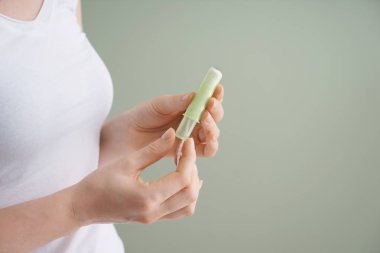 Kadın holding tampon renk arka plan üzerinde