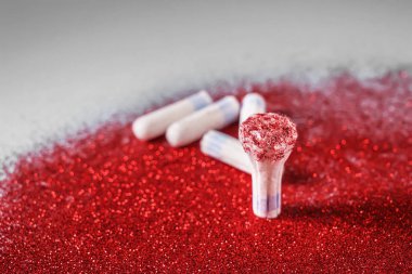 Tampon gri arka plan üzerinde kırmızı pırıltılar ile