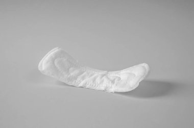 Gri arka plan üzerinde adet ped