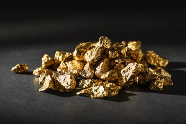 Siyah zemin üzerine altın nuggets