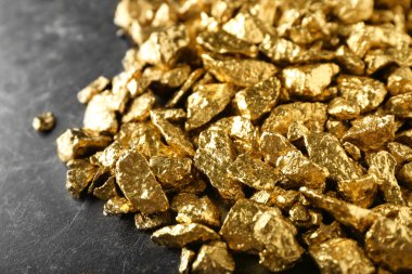 Tablo üzerinde birçok altın nuggets