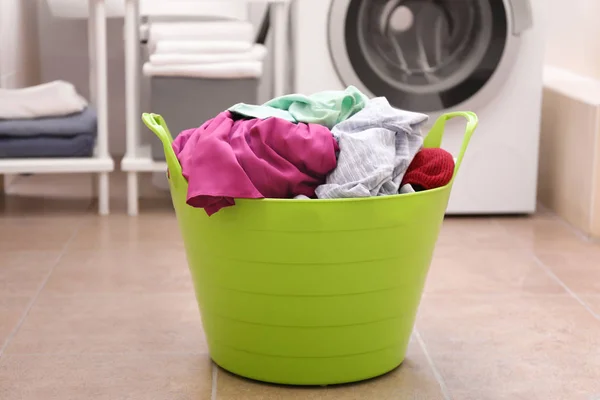 Banyoda kirli giysileri ile çamaşır sepeti — Stok fotoğraf