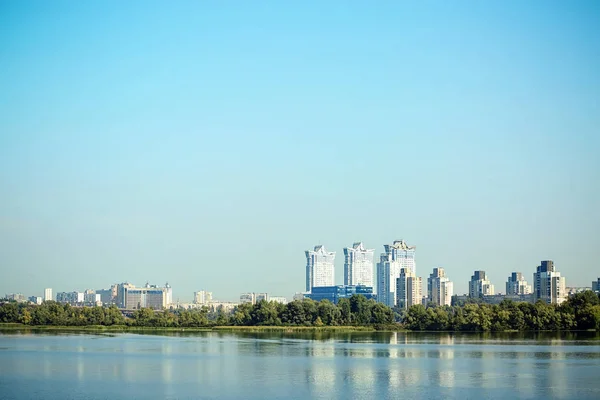 View of beautiful city near river — Stock Photo, Image