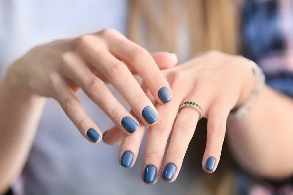 Mujer con estilo hermosa manicura, primer plano —  Fotos de Stock