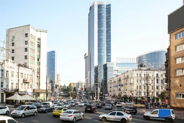 Vista de la carretera con coches en la ciudad moderna —  Fotos de Stock