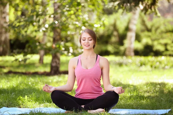 Young woman practicing yoga outdoors — Stock Photo, Image