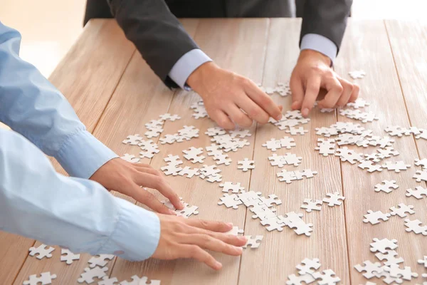 Business team samenstellen van puzzel op houten tafel — Stockfoto