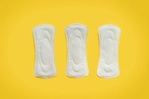 Almohadillas menstruales sobre fondo de color —  Fotos de Stock