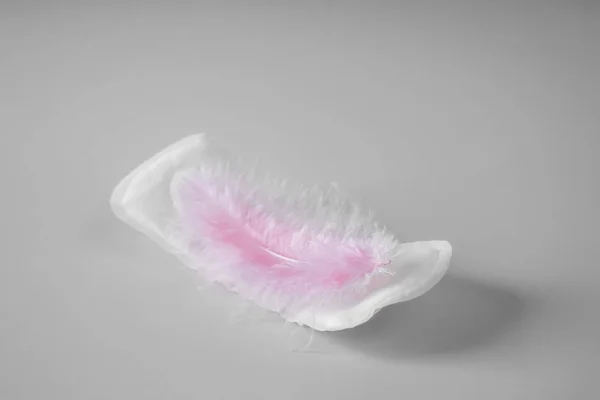 Pad Menstruasi dengan bulu pada latar belakang abu-abu — Stok Foto