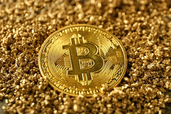 Bitcoin en pepitas de oro, primer plano — Foto de Stock
