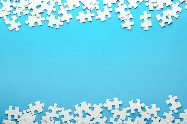 Pieces of jigsaw puzzle on color background — Stock Photo, Image