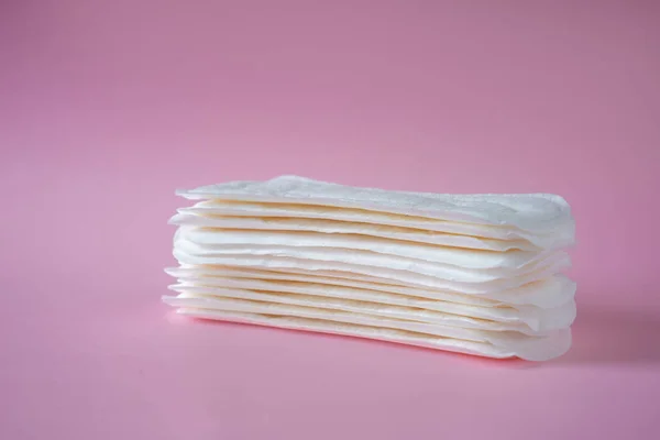 Pila de almohadillas menstruales sobre fondo de color —  Fotos de Stock