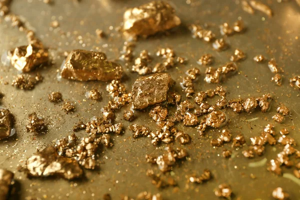 Nuggets de ouro na superfície de metal, close-up — Fotografia de Stock