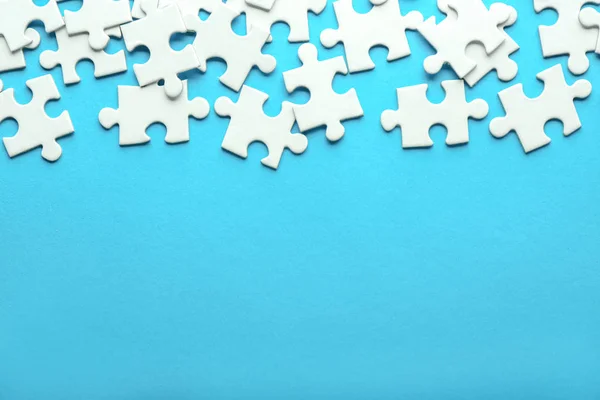 Pieces of jigsaw puzzle on color background — Stock Photo, Image