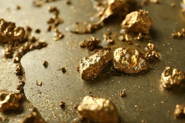 Bryłki złota na powierzchni metalu, zbliżenie — Zdjęcie stockowe