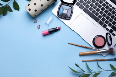 Laptop ile tropikal yaprak ve renk arka plan üzerinde Dekoratif kozmetik
