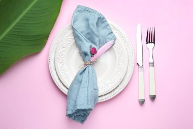 Tablo ayarını renk arka plan üzerinde tropikal yaprak ile