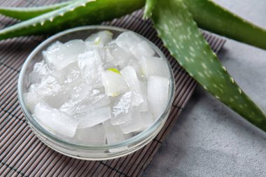 Masada soyulmuş aloe vera ile plaka