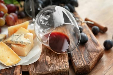 Devrilmiş bardağı ve ahşap masa, closeup peynir