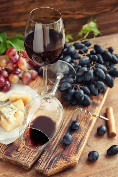 Стаканы с вином, свежим виноградом и сыром на деревянной доске — стоковое фото