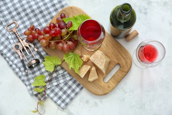 Composición con vino, uvas frescas y queso sobre mesa — Foto de Stock