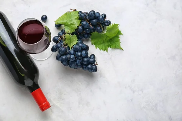 Composition with wine and fresh grapes on table — Stock Photo, Image