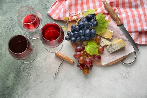 Sammansättning med vin, färska vindruvor och ost på bordet — Stockfoto