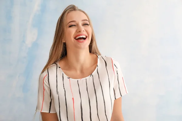 Porträtt av glad vacker ung kvinna på färgbakgrund — Stockfoto