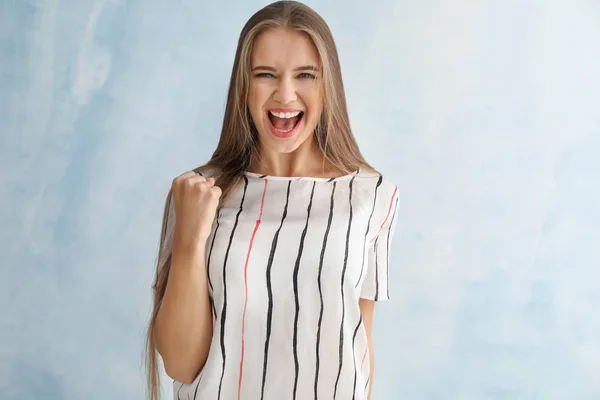 Boldog a gyönyörű fiatal nő, a háttér színét portréja — Stock Fotó