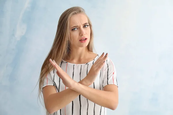 Portrét mladé ženy emocionální na barvu pozadí — Stock fotografie