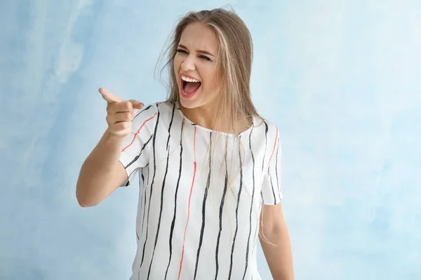 Retrato de jovem mulher emocional em fundo de cor — Fotografia de Stock