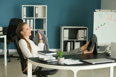 Güzel kadın Sekreter işyerinde dinlenme