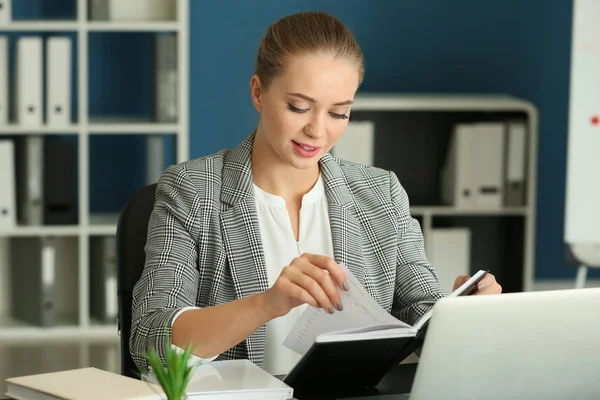 Mooie vrouwelijke secretaresse werkt in het kantoor — Stockfoto