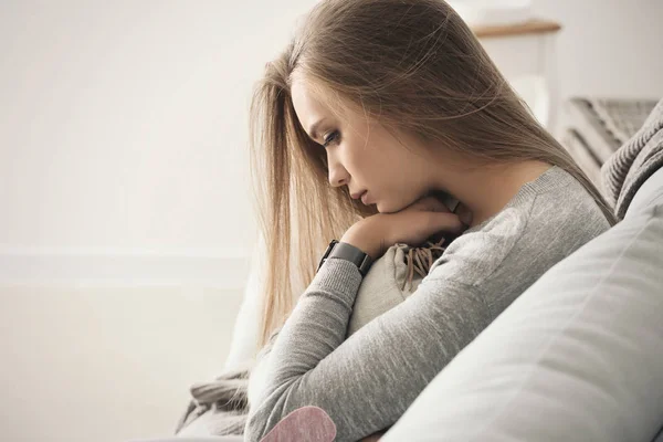 Einsame Frau leidet zu Hause unter Depressionen — Stockfoto