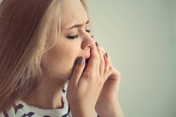 Retrato de una mujer solitaria que sufre de depresión — Foto de Stock