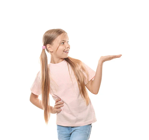 Klein meisje in t-shirt bedrijf iets op witte achtergrond — Stockfoto