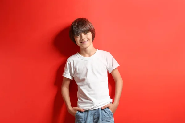 컬러 배경에 t-셔츠에 웃는 어린 소년 — 스톡 사진