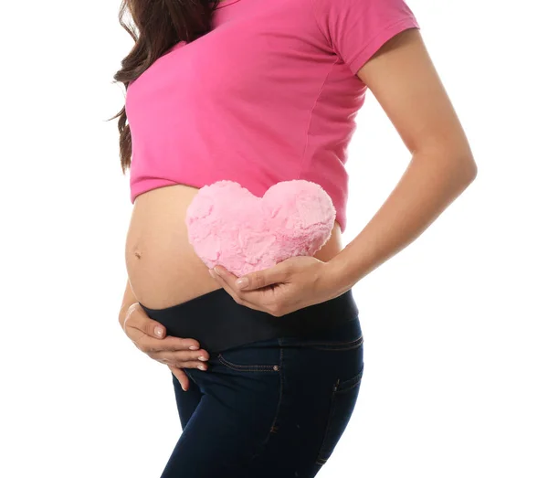 Krásná těhotná žena s plyš srdce na bílém podkladu — Stock fotografie