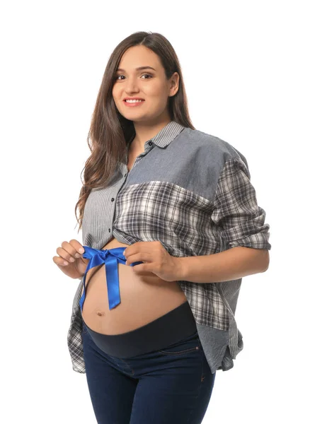 Красива вагітна жінка з блакитною стрічкою на животі на білому тлі — стокове фото