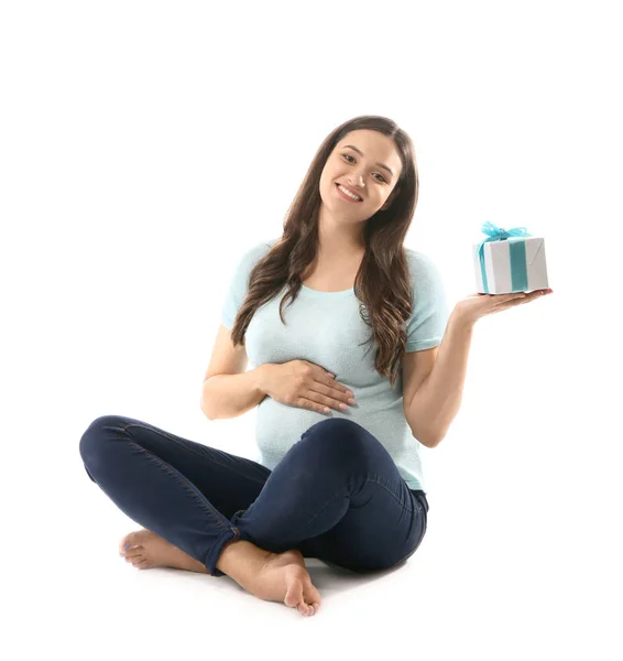 Piękna kobieta w ciąży z pudełko na białym tle — Zdjęcie stockowe