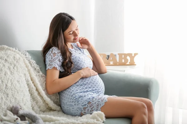 집에서 쉬고 아름 다운 임신한 여자 — 스톡 사진