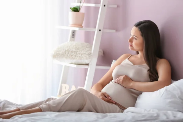 Beautiful pregnant woman resting at home — Stock Photo, Image