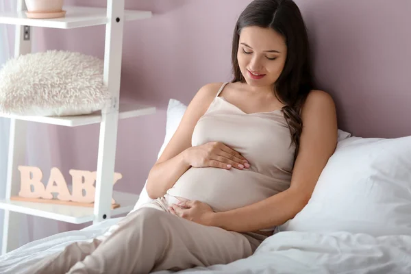 Frumoasă femeie însărcinată odihnindu-se acasă — Fotografie, imagine de stoc