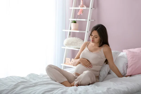 Красива вагітна жінка в спальні — стокове фото