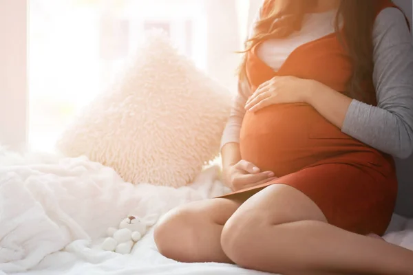 Bella donna incinta vicino alla finestra a casa — Foto Stock