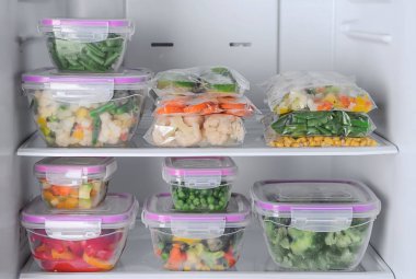 Konteyner ve buzdolabında dondurulmuş sebzeler ile plastik torbalar